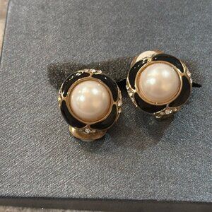 Bintage Roman Clip On Earrings Fau Pearls black with stones